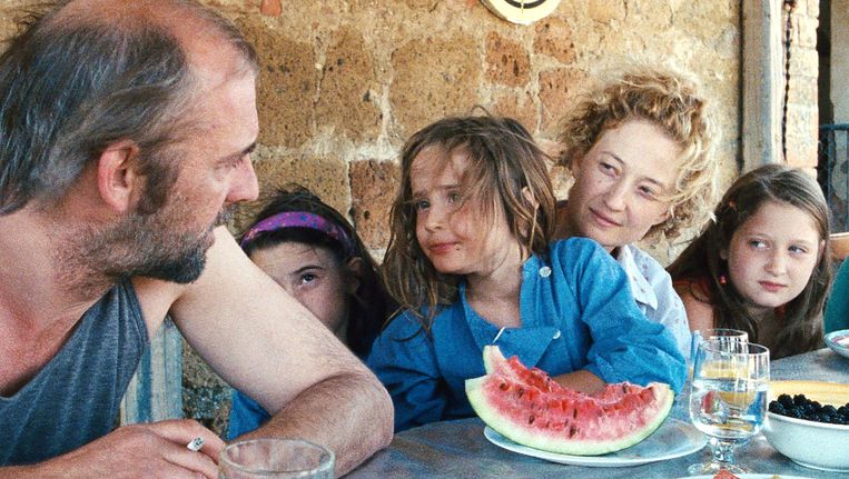 Vader Wolfgang (Sam Louwyck) en moeder Angelica (Alba Rohrwacher) en drie van hun kinderen in de film Le Meraviglie. Beeld   