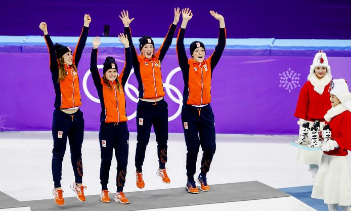 Suzanne Schulting, Yara van Kerkhof, Lara van Ruijven en Jorien ter Mors vieren het verrassende brons.