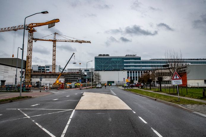 De plek op De Run waar je nu nog rechtsaf de Heiberg in kunt. Als het aan ASML ligt, wordt dat deel van de Heiberg richting de A67 afgesloten.