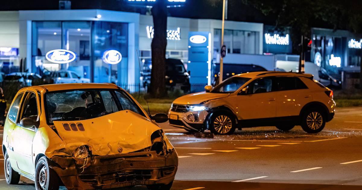 Botsing op kruising in Tilburg, vrouw lichtgewond.