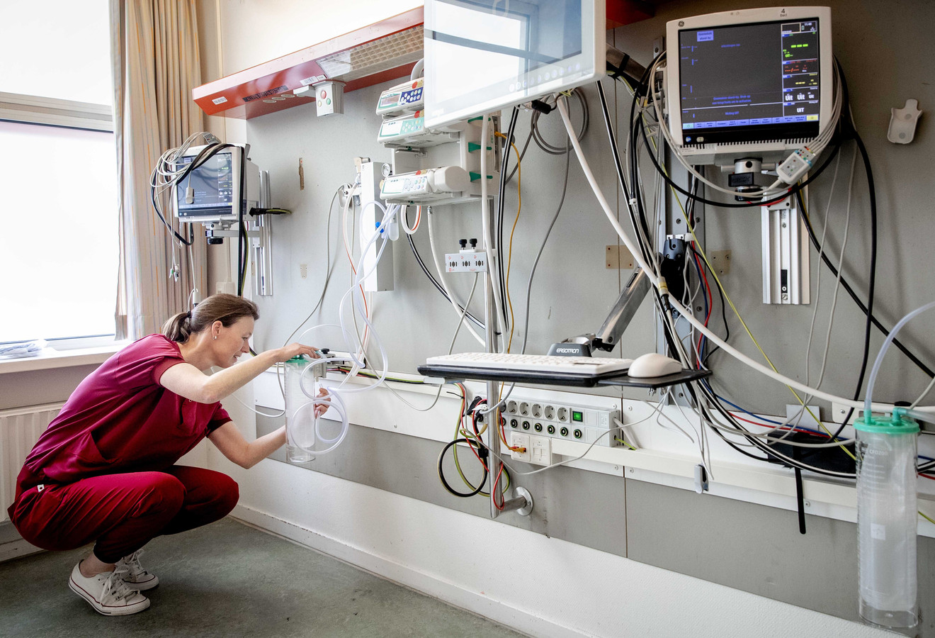 Een medewerker van het Ter Gooi Ziekenhuis maakt een extra ic-kamer gereed.