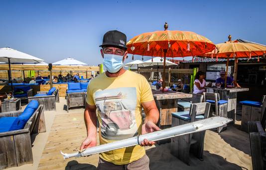 Mike Fraipont van beachbar Musa Dua Beach toont één van de vlijmscherpe piketten waar de relschoppers mee smeten.