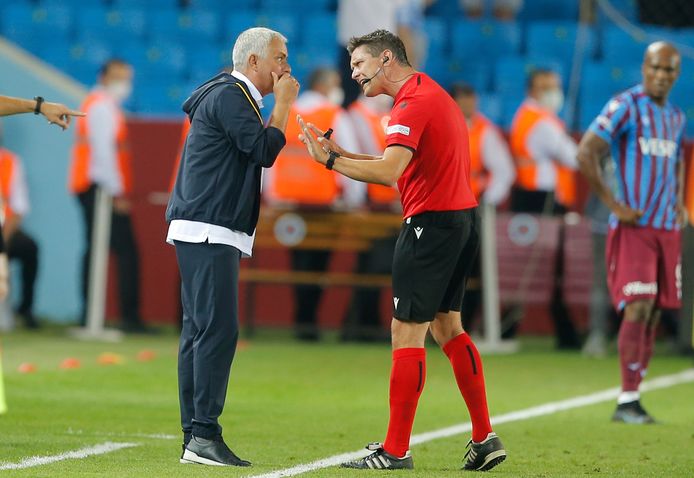 José Mourinho had het bij zijn AS Roma-debuut weer ouderwets druk met de arbitrage.