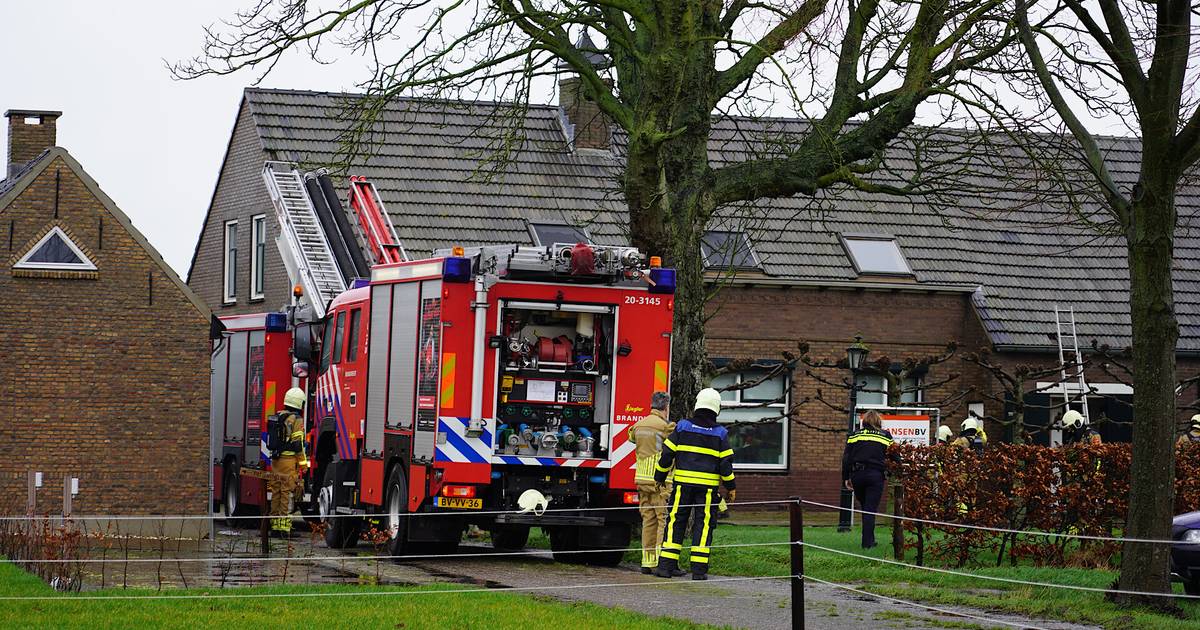 Brandweer rukt groot uit voor brand bij zorgboerderij in Molenschot