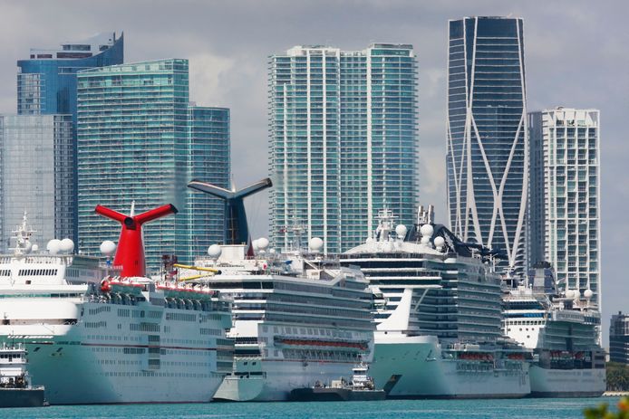 Enkele werkloze cruiseschepen in Miami in de VS.