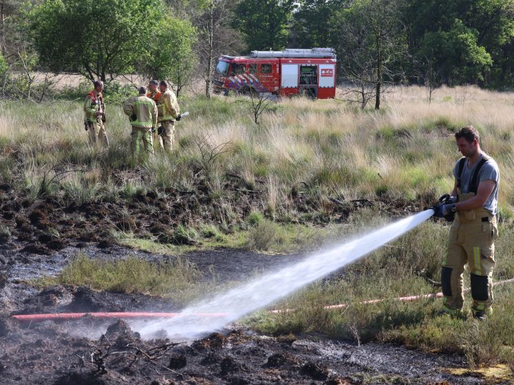 Brandweer blust heidebrand in Best