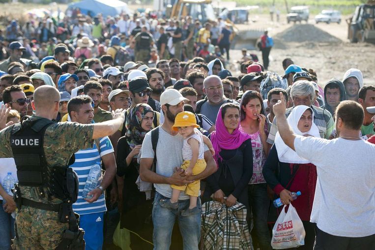 Migranten wachten bij het nieuwe opvangcentrum in de buurt van de stad van Gevgelija, op de Macedonische-Griekse grens. Beeld afp