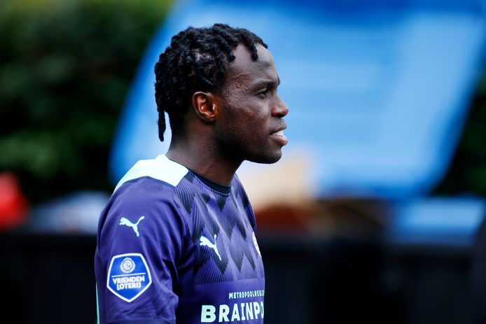 Bruma in het nieuwe uitshirt van PSV voor dit seizoen.