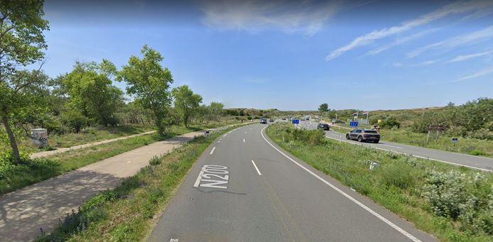 De bromscooter reed tegen het verkeer in op de rechterrijbaan van de Zeeweg richting het strand.