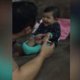 Te schattig: vader knipt nagels bij dochtertje