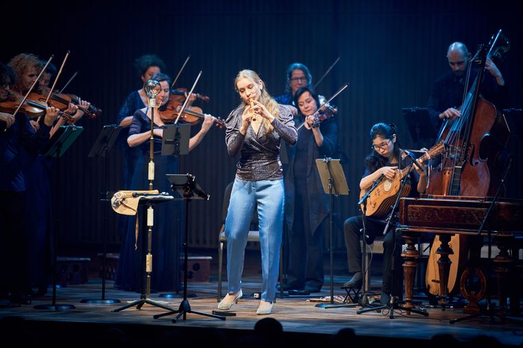 Lucie Horsch en Amsterdam Sinfonietta zaterdag in het Amsterdamse Muziekgebouw. Beeld Eduardus Lee