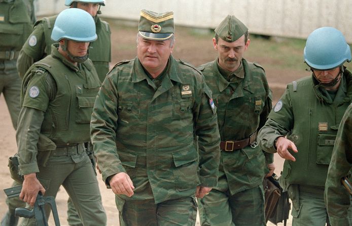Mladic in april 1993. Twee jaar later zouden Servische troepen onder zijn leiding Srebrenica binnenvallen en er 8.000 onschuldige burgers uitmoorden.