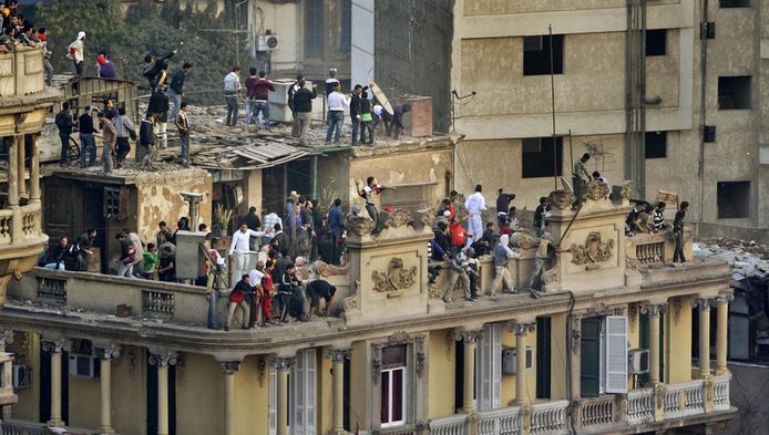 Certains militants pro-Moubarak s'étaient retirés sur le toit du musée pour jeter des pierres aux manifestants anti-Moubarak qui défilaient dans la rue.
