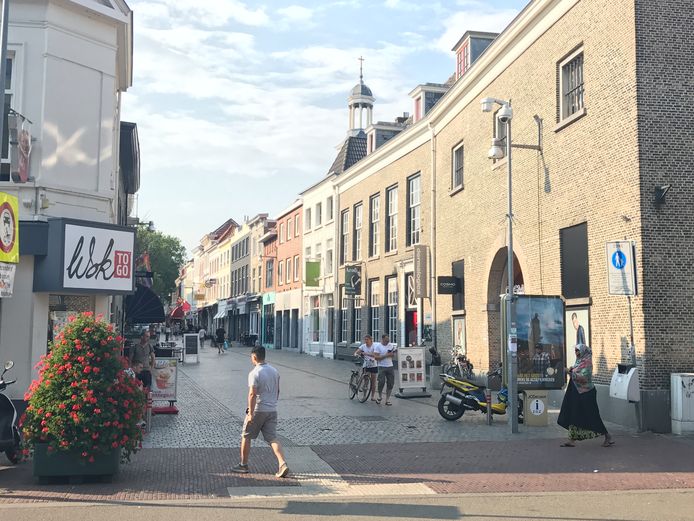 In de Halstraat in Breda staan diverse horecazaken te koop.