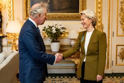Britse koning Charles zorgt voor commotie door commissievoorzitter Von der Leyen te ontvangen: “Iemands hoofd zal rollen”