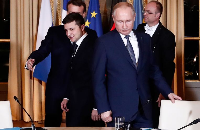 De Russische president Vladimir Poetin (rechts) en zijn Oekraïense ambtsgenoot Volodimir Zelenski. Beeld AFP