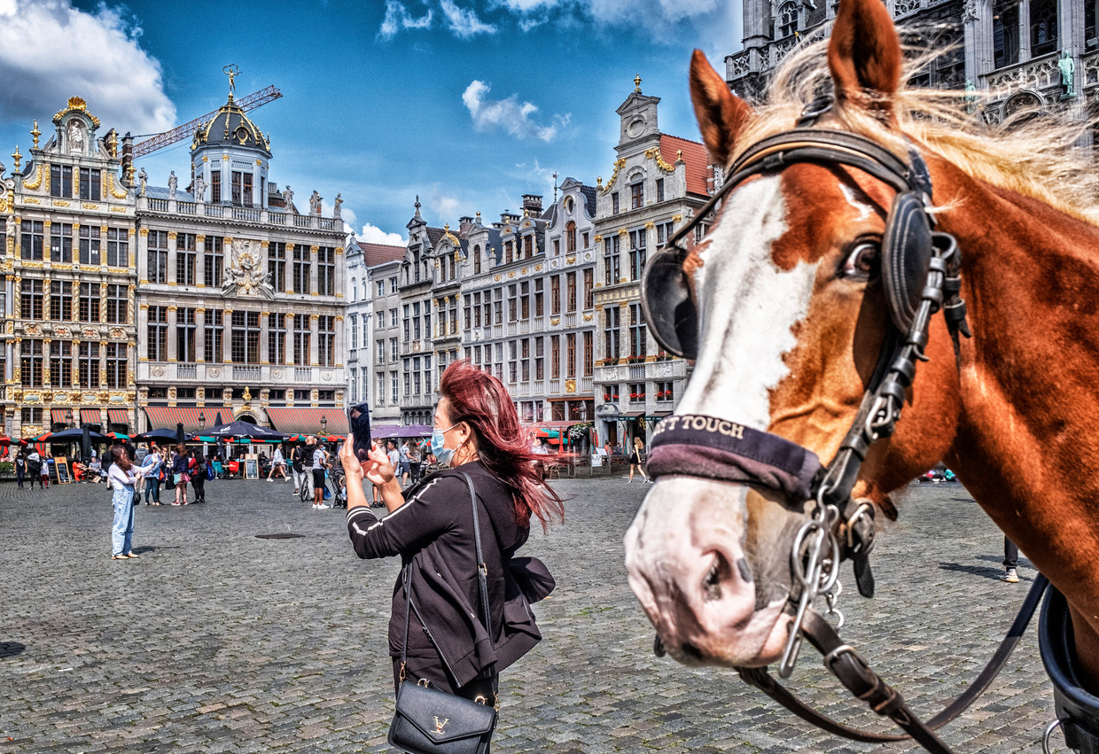 De Grote Markt in Brussel. In de Belgische hoofdstad lag het aantal buitenlandse bezoekers tussen januari en april 75 procent lager dan in 2020. Beeld Tim Dirven