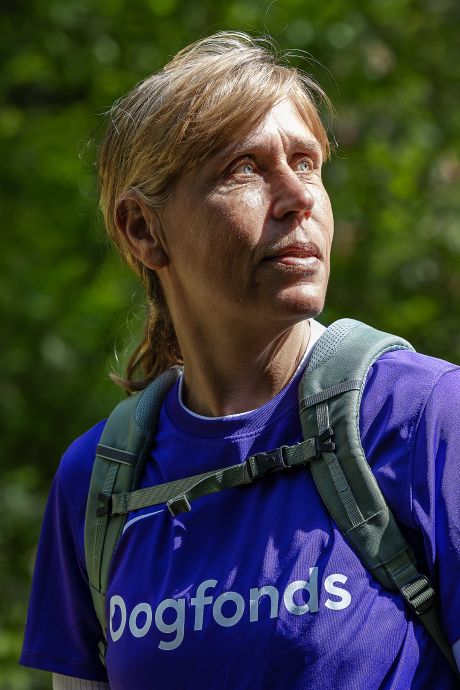 Wenneke (56) ziet nog maar 10 procent én loopt solo 500 kilometer: ‘Alsof ik permanent in dikke mist loop’