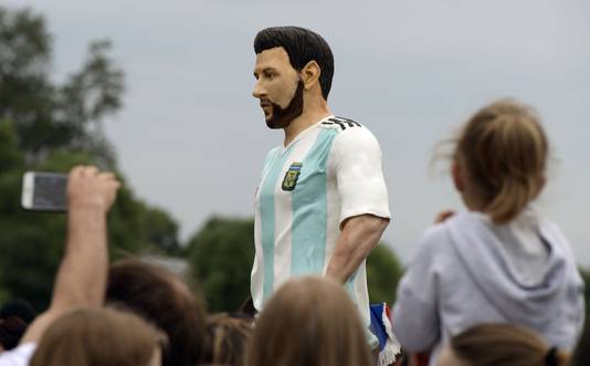 Een taart van twee meter: Messi's 31ste verjaardag werd in stijl gevierd.