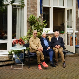 Willemien (87), Kees (91) en Joris (65) wonen al 63 jaar in de Concertgebouwbuurt: ‘In de buurtapp werd alleen nog Engels gepraat, daar heb ik iets van gezegd’
