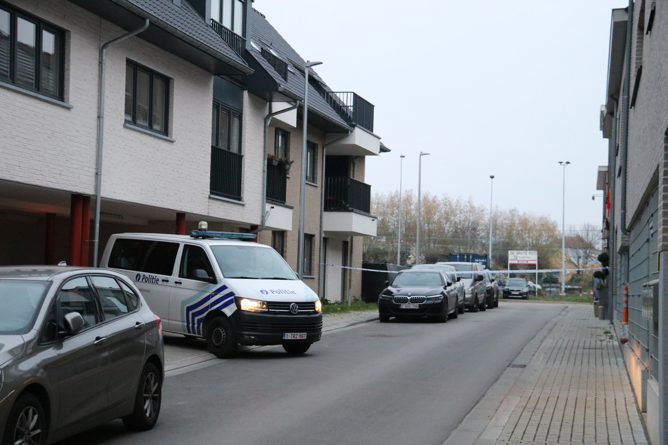 De straat is volledig afgesloten door de politie.