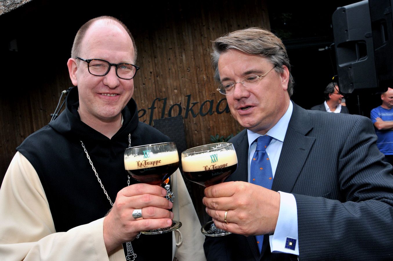 Commissaris van de Koning Wim van de Donk, op de foto met een bekend Brabants biertje: de Tilburgse La Trappe.