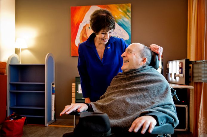 Mies Bouwman samen met Philippe Pozzo di Borgo, de gehandicapte schrijver van het boek Intouchables tijdens het 50-jarig bestaan van Het Dorp. In Het Dorp, een groene wijk aan de rand van Arnhem, wonen mensen met een handicap zelfstandig midden in de samenleving.