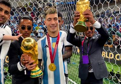 KIJK. Messi negeert chef ‘Salt Bae’ staalhard als die hem wil feliciteren met WK-winst, niemand die begrijpt waarom kok Argentijnse viering én wereldbeker komt kapen