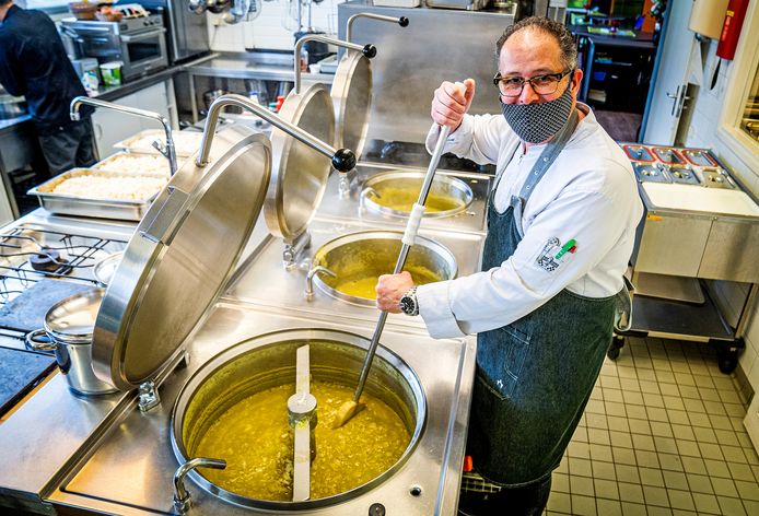 Kok Pierrôt van Straten tijdens een eerste grote soepactie. Toen werd er 200 liter erwtensoep gemaakt bij Alerimus.