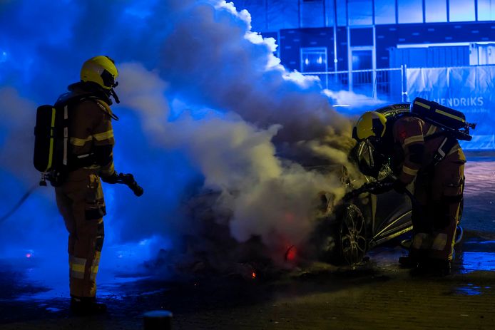 Een sportauto in Oss stond zondagnacht plotseling in lichterlaaie. De schade is onherstelbaar.