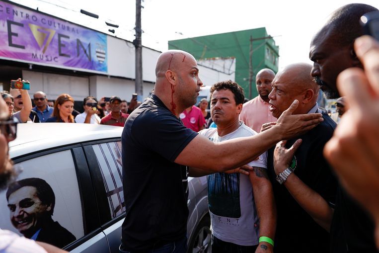De Braziliaanse politicus Rodrigo Duarte, zelfverklaard Bolsonaro-fan, in een bloedig dispuut met Lula-aanhangers.  Beeld Getty Images