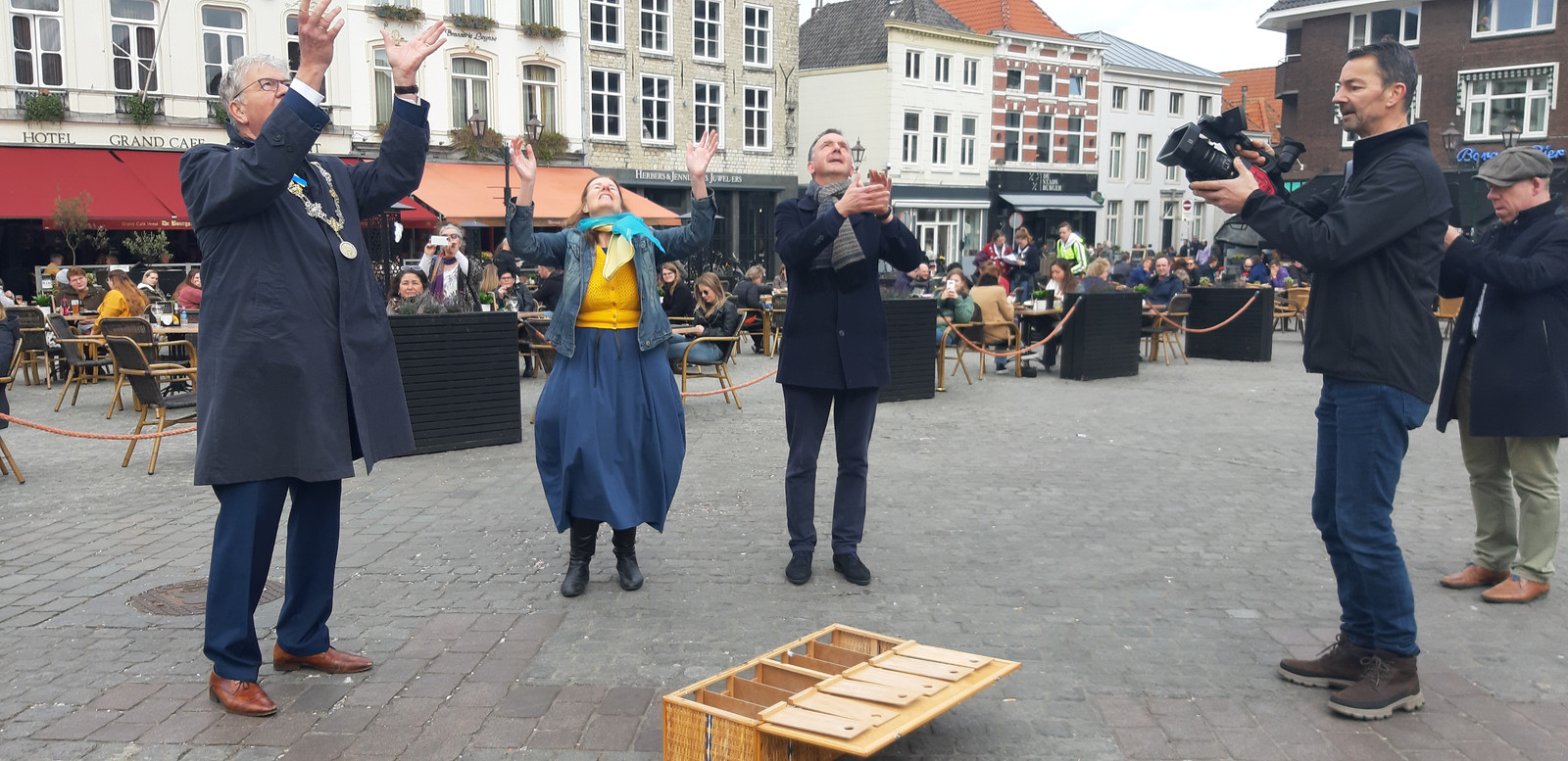 Vredesduiven voor Oekraïne bij stille tocht door centrum Bergen op Zoom ...