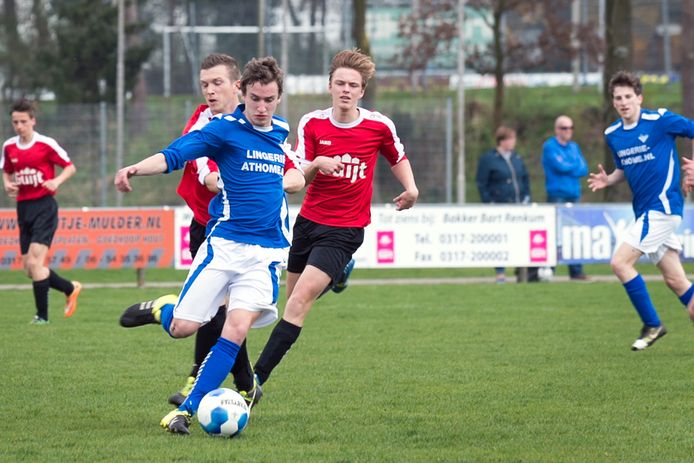 Wedstrijdbeeld uit het duel tussen RVW en SC Valburg.