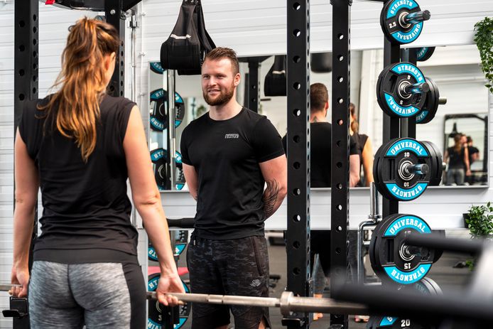Rowin Enckhof begeleidt krachttraining in zijn sportschool aan de Nieuwe Havenweg in Arnhem.