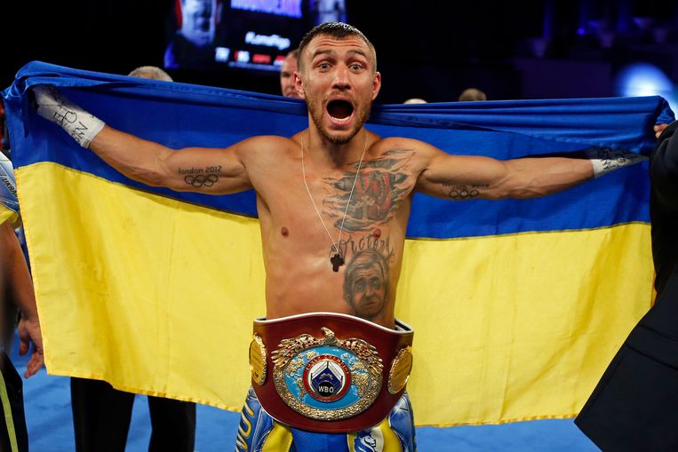 De Oekraïense tweevoudig olympisch bokskampioen Vasyl Lomatsjenko heeft de wapens opgepakt en verdedigt nu zijn land. Beeld AP