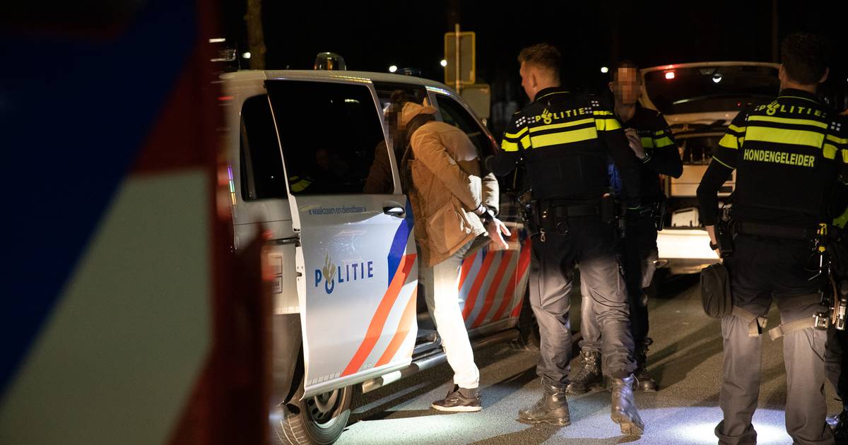 Man steekt voordeur uitzendbureau in brand in Roosendaal, belt zelf 112