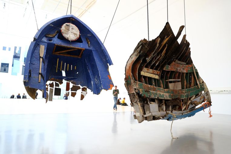 Restanten van vluchtelingenbootjes van de Mexicaan Guillermo Galindo. Deze Documenta wil ook het Eurocentrische perspectief op kunst wijzigen en iets zeggen over de wereldproblemen. Beeld REUTERS