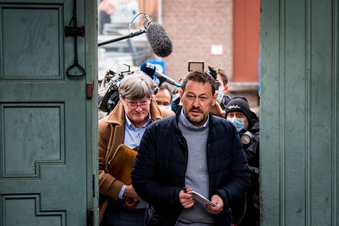 Bart De Pauw en zijn advocaat Michael Verhaeghe komen aan op de inleidende zitting van het proces in de rechtbank van Mechelen.