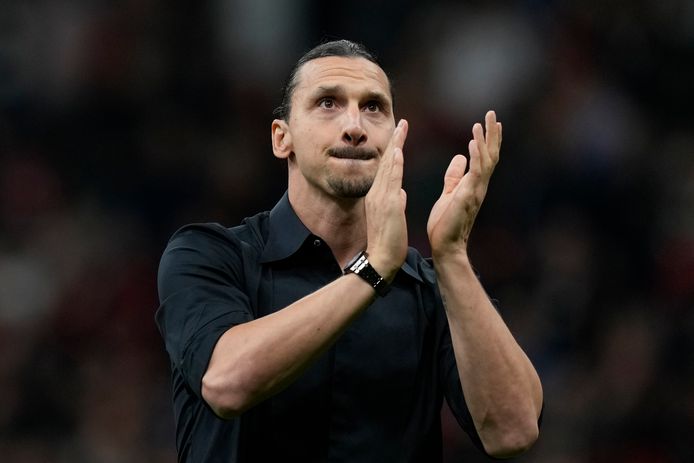 Zlatan Ibrahimovic nam in tranen afscheid van het publiek in San Siro.