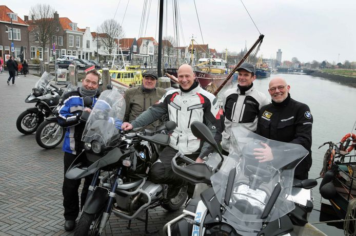 De 'Hans Angels' parkeren bij de KNMV-pitstop  in Zierikzee.  Vlnr Armand Septer, John Hamoen, Walter Dorst, Hans Lokers en Pieter de Jonge uit Dordrecht.