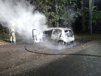 Geparkeerde auto gaat in vlammen op in Nieuwkuijk, getuigen zien voertuigen snel wegrijden