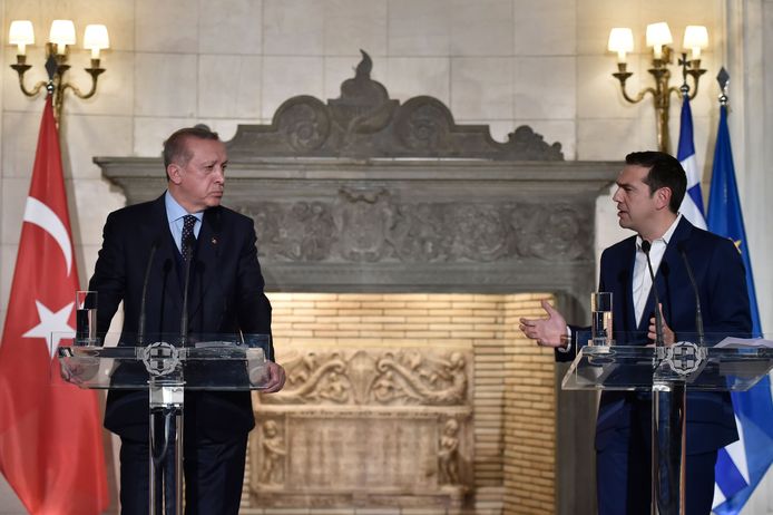 Erdogan en Tsipras tijdens de gezamenlijke persconferentie waarop hun onenigheid erg duidelijk werd.