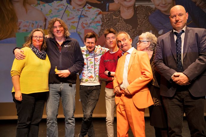 Voorpremière Nuenense sitcom 'Brammetje'. Op de foto Brammetje (in het midden) omringd door personages uit de komische serie.
