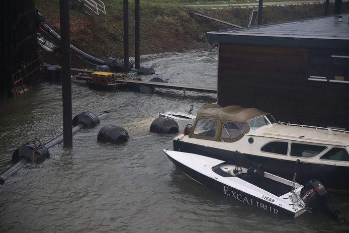 Een bootje is gezonken in de Tielse haven.