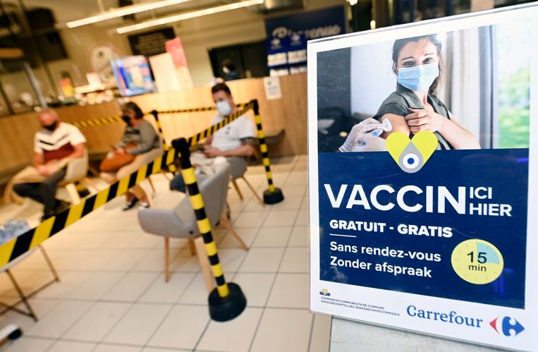 Vaccinaties aan de Carrefour in Brussel. Beeld Photo News
