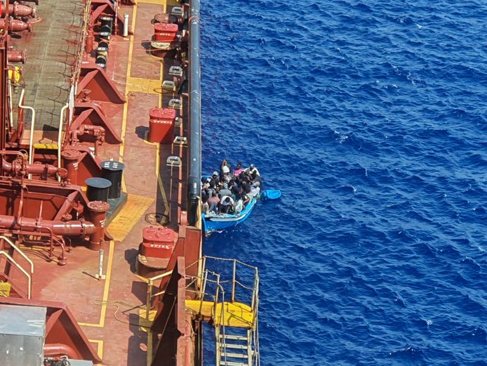 Migranten in een bootje op de Middellandse Zee bij een tanker in de buurt van Malta.
