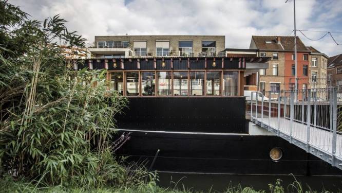 Tomas en Arne toveren oud vrachtschip om tot unieke vakantiewoning: “Met een waterpas ben je hier niets”