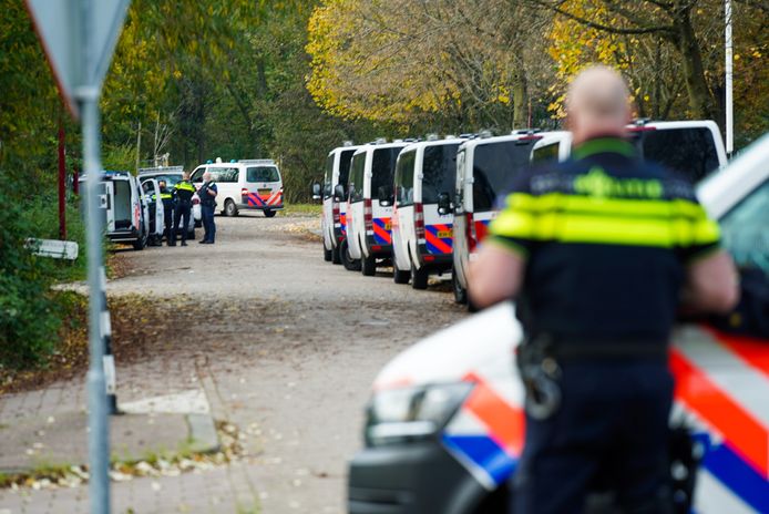 De politie maakt zich klaar om de krakers uit het pand in Nieuwegein te halen.