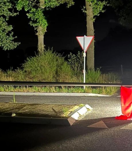 Plaatsnaambord en meerdere lantaarnpalen vernield in Ootmarsum: ‘Wilden net gaan slapen, toen hoorden we een knal’ 
