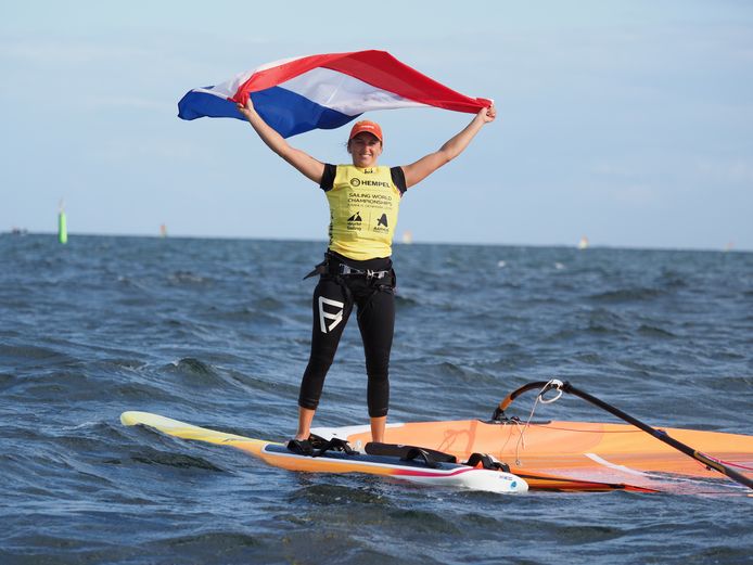 Lilian de Geus toont de Nederlandse vlag.